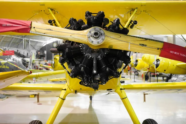 Avion à hélice peint en jaune — Photo