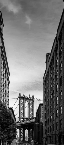 Ponte de Manhattan vista através de edifícios — Fotografia de Stock