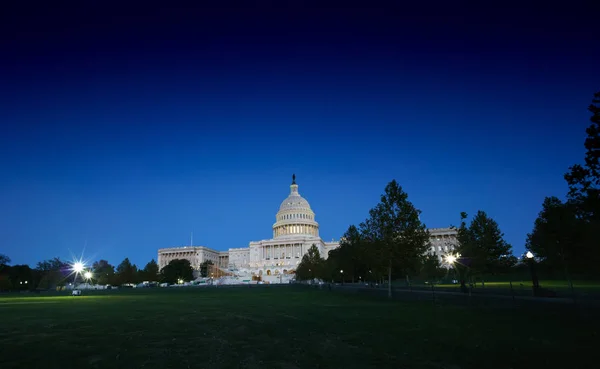 Vzdálený pohled Capitol budovy za soumraku — Stock fotografie