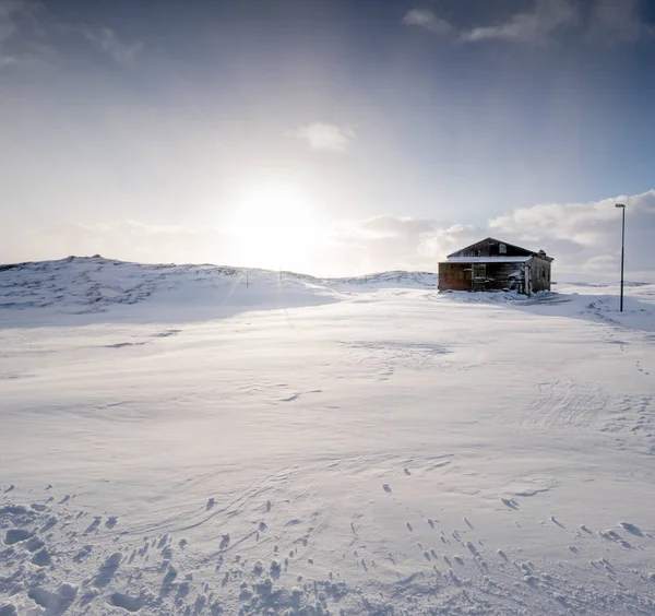 Building in snow coverd landscape — Stock Photo, Image