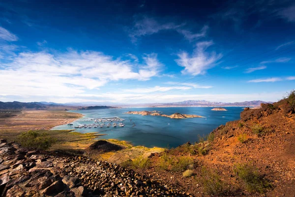 Mountain scene with lake — Stock Photo, Image