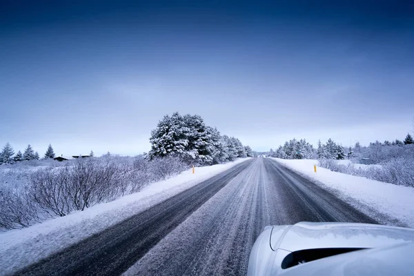Voertuig rijden door sneeuw overdekte weg — Stockfoto