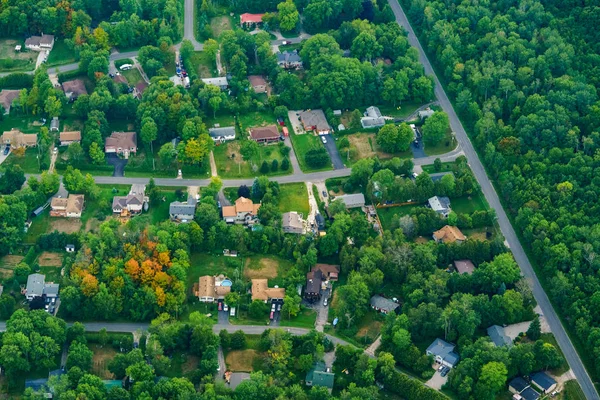 Vista aérea de casas em subúrbios residenciais — Fotografia de Stock