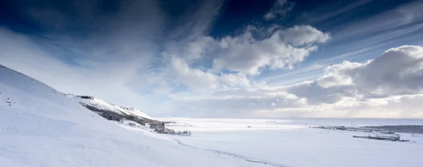 Глубокий снежный пейзаж — стоковое фото
