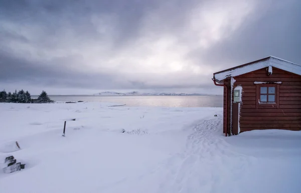 Log cabin retreat mély hóban borított táj — Stock Fotó
