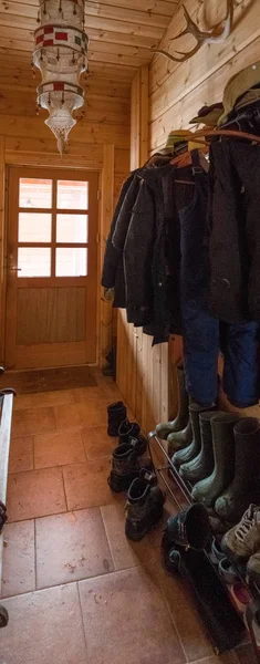 Pasillo revestido de madera y zapatería en cabaña de madera —  Fotos de Stock