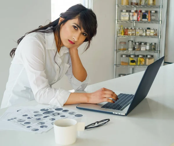 Ung kvinna som använder laptop i köket hemma. — Stockfoto