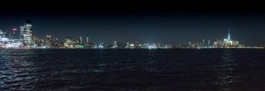 New York'ta gece aydınlatılmış görünümü