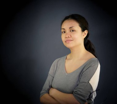 Kameraya bakan kadın.