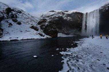 Kar ile ilgilenen turist manzara kaplı