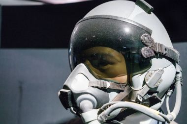 Jet pilot kaskı takıyor kişinin headshot 