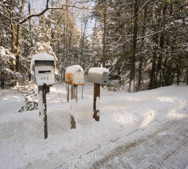 Karda üç posta kutusunu kırsal ayar kapalı