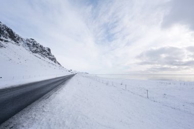 Kar manzara ve yol kaplı