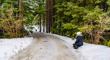 kadın oturup yol tarafında kış aylarında