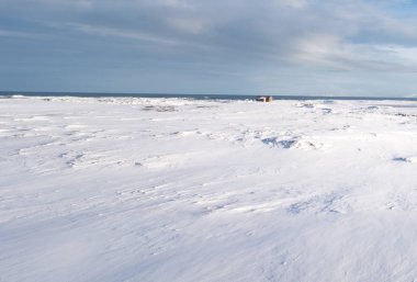 Derin karla kaplı manzara üzerinde yer alan binalar