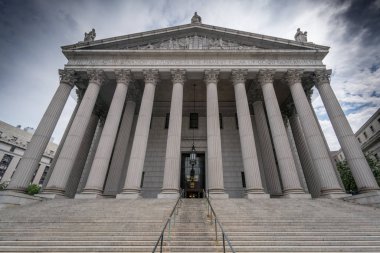 Binanın dış sütunlar ile düşük açılı görünüş