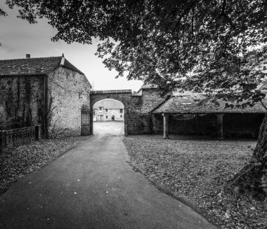 Eski taş kemer ile rustik bina bir