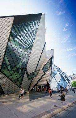 Gündüz dış binanın düşük açılı görünüş