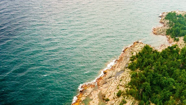 Wysoki kąt widzenia wybrzeża z przybrzeżne skały — Zdjęcie stockowe