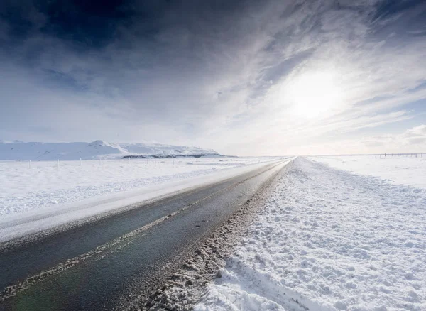 Hluboký zasněžené silnici a krajina — Stock fotografie