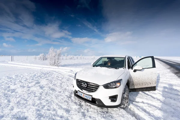 Stationaire auto op sneeuw bedekt landschap — Stockfoto