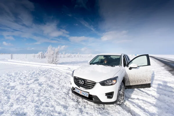 Stillstehendes Auto auf schneebedeckter Landschaft — Stockfoto