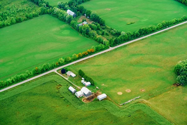 Wysoki kąt widzenia gruntu rolnego i budynków — Zdjęcie stockowe