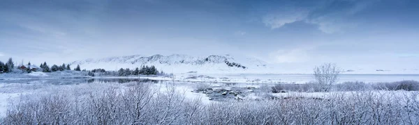 雪覆盖的山峦和景观 — 图库照片