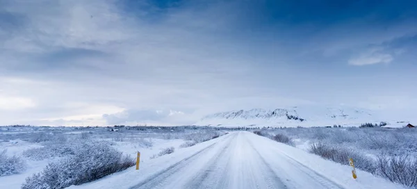 Estrada coberta de neve profunda e paisagem — Fotografia de Stock