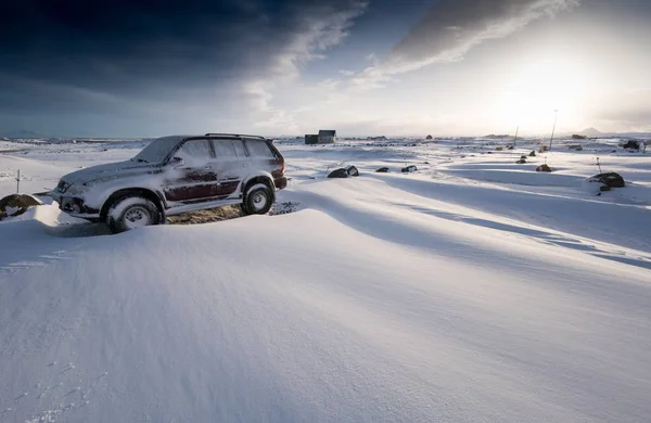 Carro estacionário na paisagem coberta de neve — Fotografia de Stock