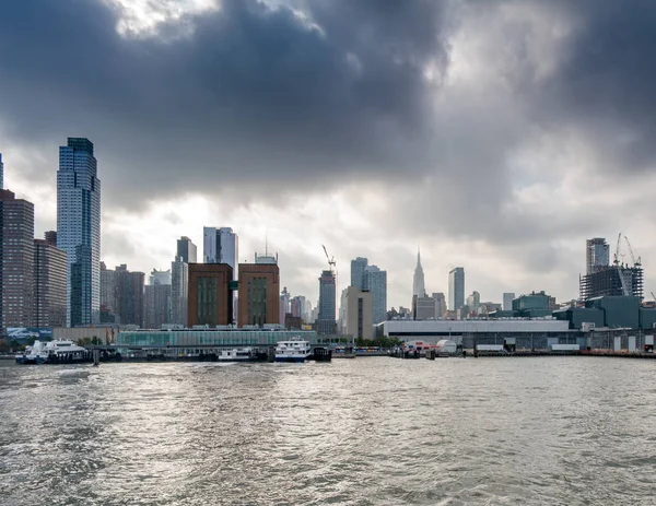 New York şehir manzarası yukarıda gökyüzünde bulutlar — Stok fotoğraf