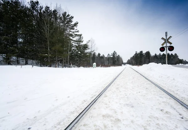 Железнодорожная трасса покрыта снегом — стоковое фото