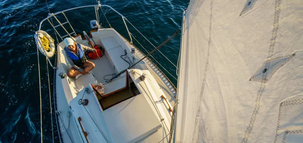 水の上にヨットで座って女性のオーバー ヘッド ビュー — ストック写真