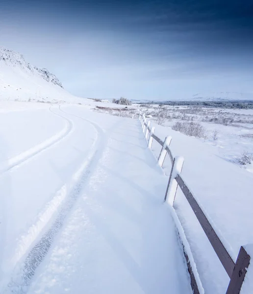 Djup snö täckte road och landskap — Stockfoto