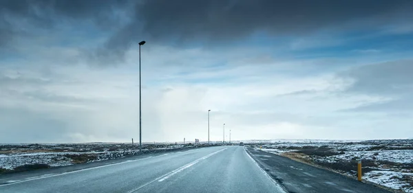 Paisaje nevado, carretera y cielo tormentoso —  Fotos de Stock