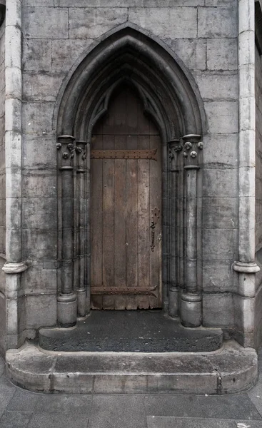 Puerta de madera cerrada con arco —  Fotos de Stock