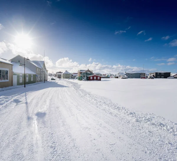 Pequenos edifícios da cidade na neve paisagem coberta — Fotografia de Stock