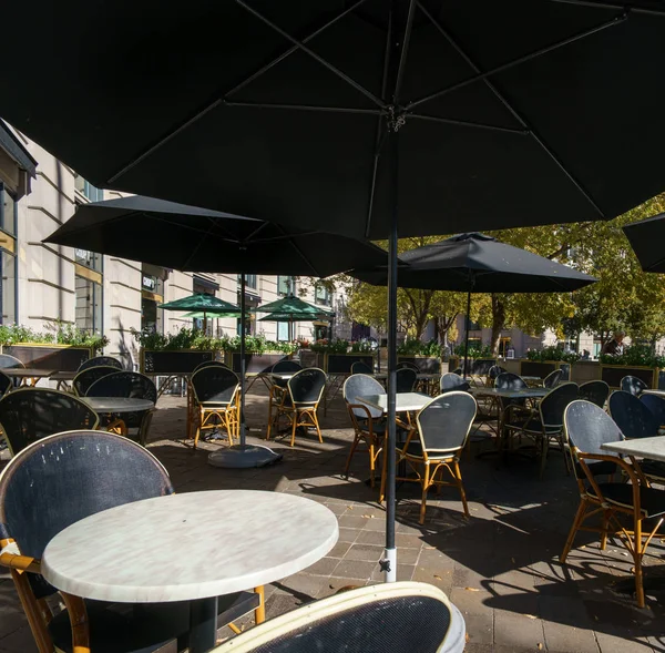 Seats and tables with parasols of outdoor cafe — Stock Photo, Image