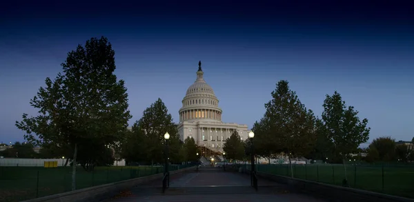 Далекий вид на здание Капитолия в сумерках — стоковое фото