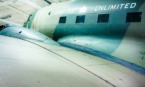 Low angle view from wing of stationary aeroplane — Stock Photo, Image