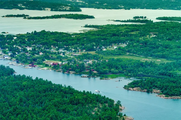 Aerial view houses and trees along coastline — Stock Photo, Image