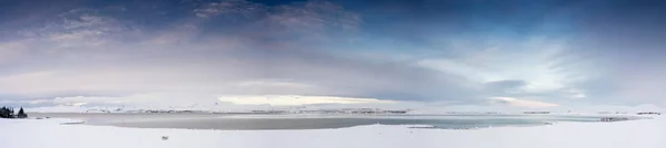 Paisaje cubierto de nieve panorámica —  Fotos de Stock