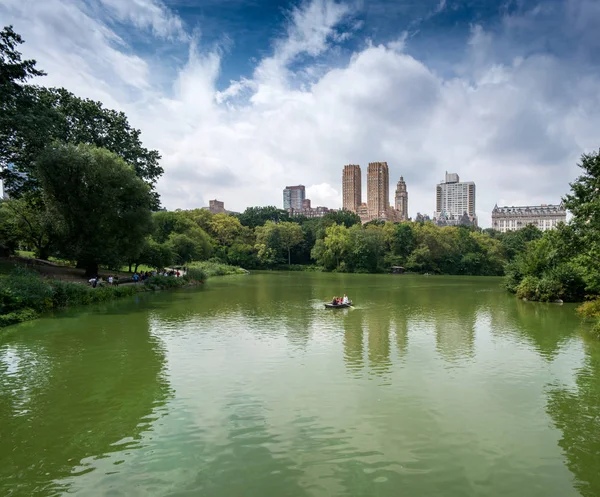 Jezioro i budynków w odległości, Central Park — Zdjęcie stockowe