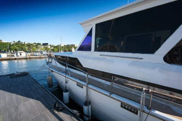 Luxus privates weißes Boot in der Marina — Stockfoto