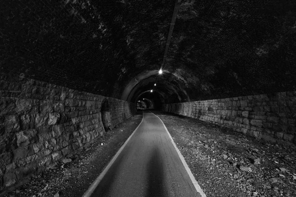 Темний порожній тунель з кам'яними стінами — стокове фото