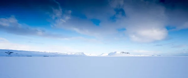 Djup snö täckta landskap — Stockfoto