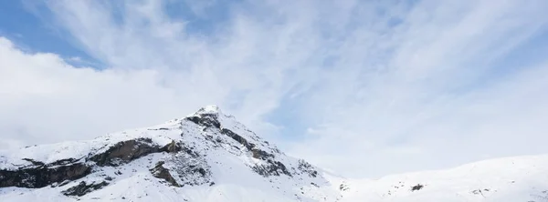 Montaña cubierta de nieve pico — Foto de Stock