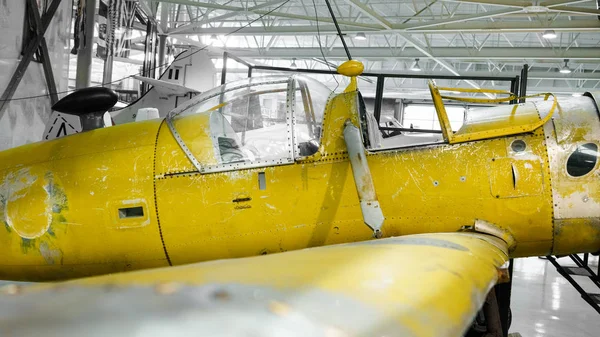 Gelb lackiertes Propellerflugzeug — Stockfoto