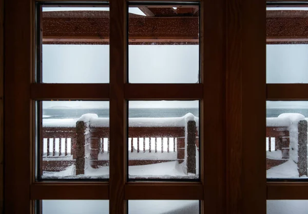 Log cabin rekolekcje w głębokim śniegu objętych krajobraz — Zdjęcie stockowe