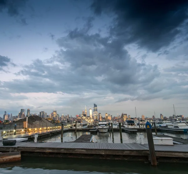 Вид через гавань на здания в Нью-Йорке — стоковое фото
